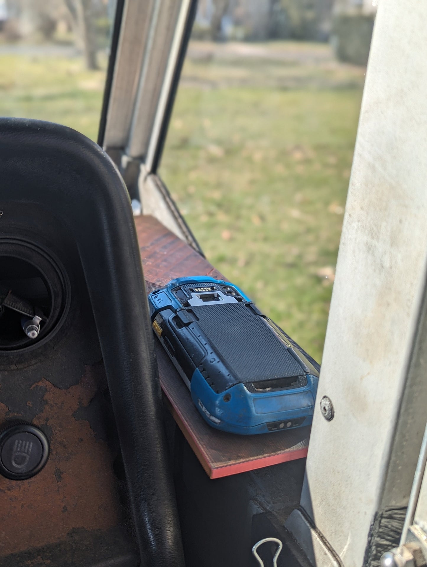 FFV utility tray and cupholder